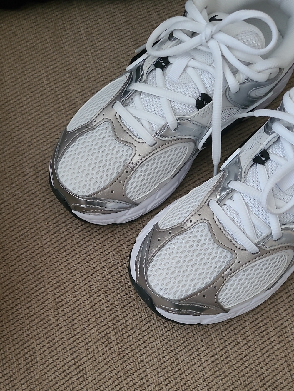 WOMENS NIKE V5 RNR WHITE BLACK GREY - Picture 2 of 13